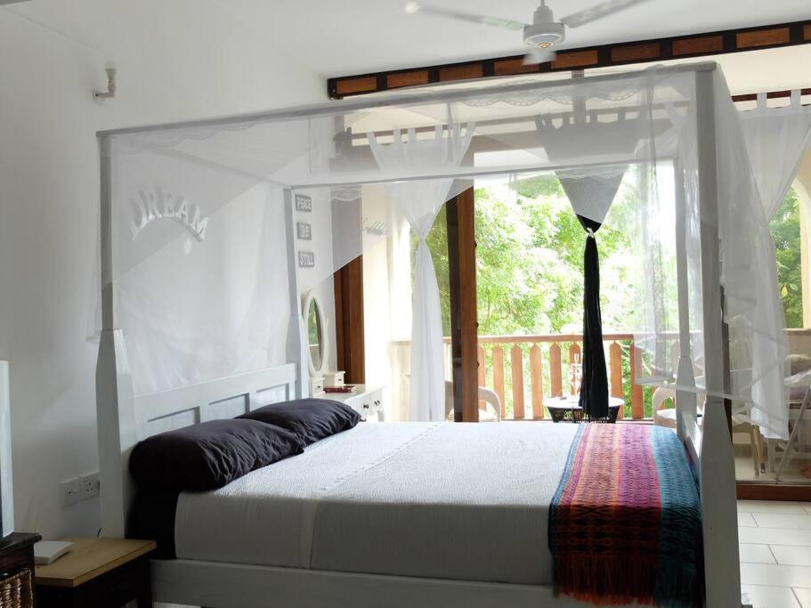 Restful Front Studio-diani Apartment